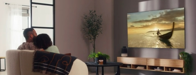 смотрение топового телевизора SamsungNeoQLED смотрение топового телевизора SamsungNeoQLED